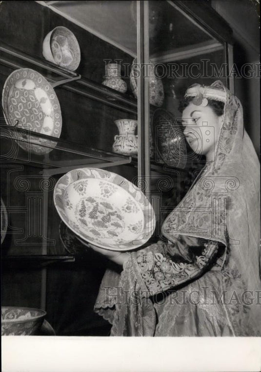 1953 Press Photo A young Turkish girl & Turkish art exhibition - Historic Images