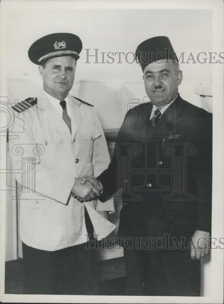 1953 Press Photo Heroes of the Sea Capt. Carlsen &amp; Rad Wan Baltaii Meet - Historic Images