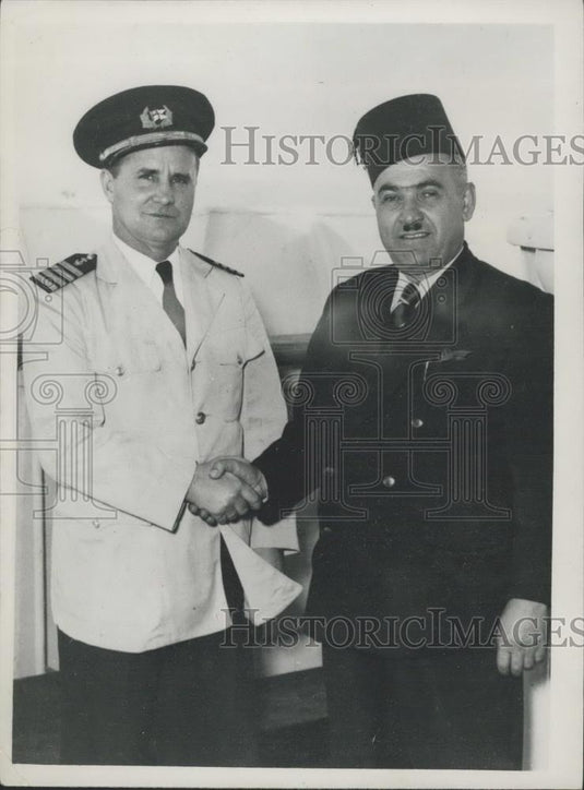 1953 Press Photo Heroes of the Sea Capt. Carlsen & Rad Wan Baltaii Meet - Historic Images