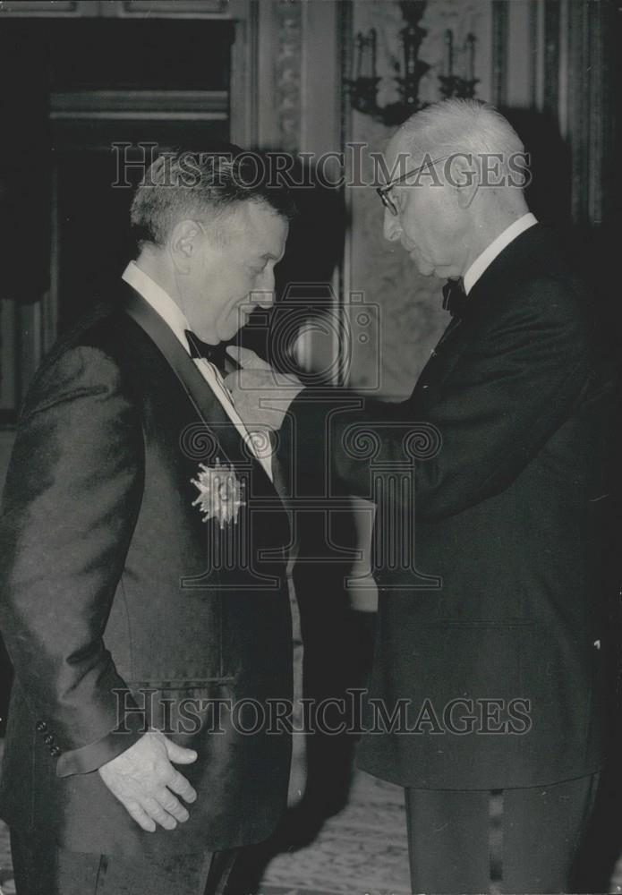 Press Photo A Friend to France Given Award By General Catroux - Historic Images