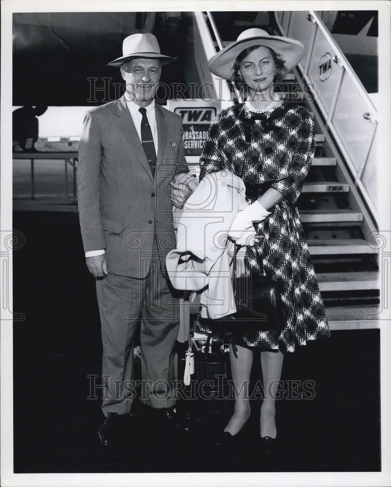 Press Photo Man & woman at plane entry - Historic Images