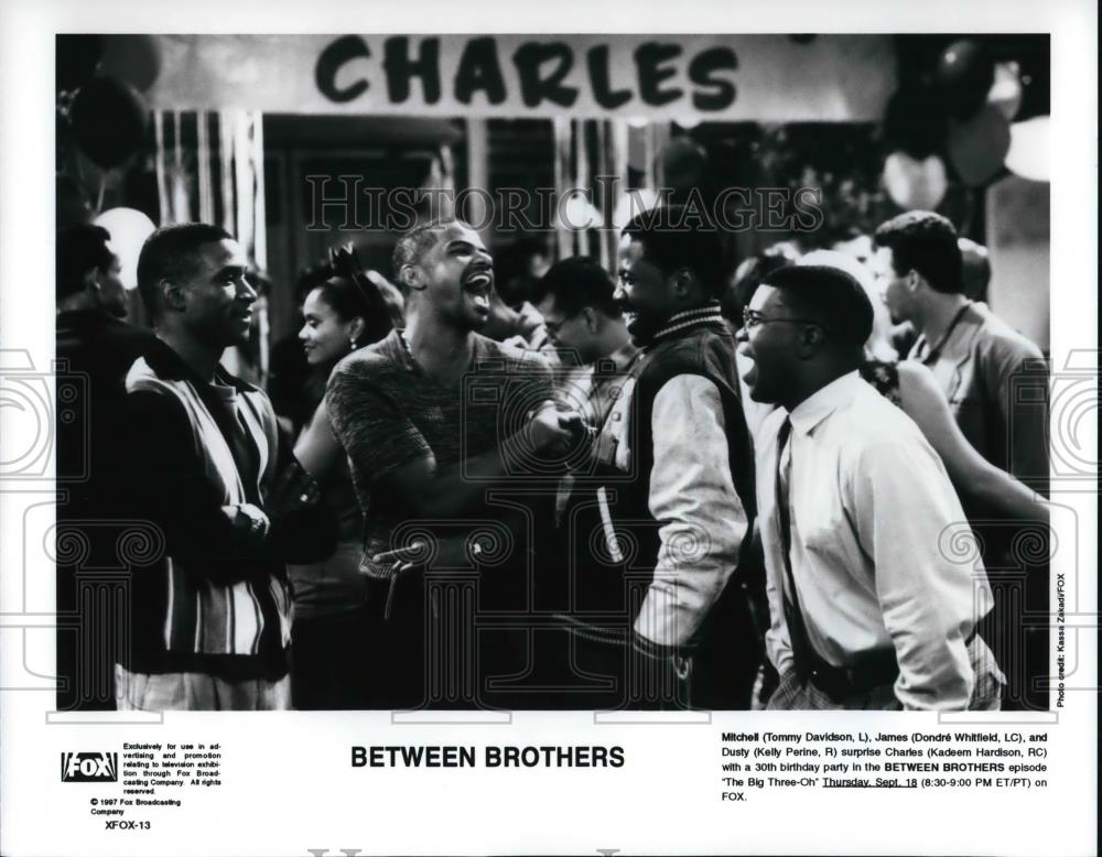 Press Photo Tommy Davidson and Dondre Whitfield in BETWEEN BROTHERS episode - Historic Images