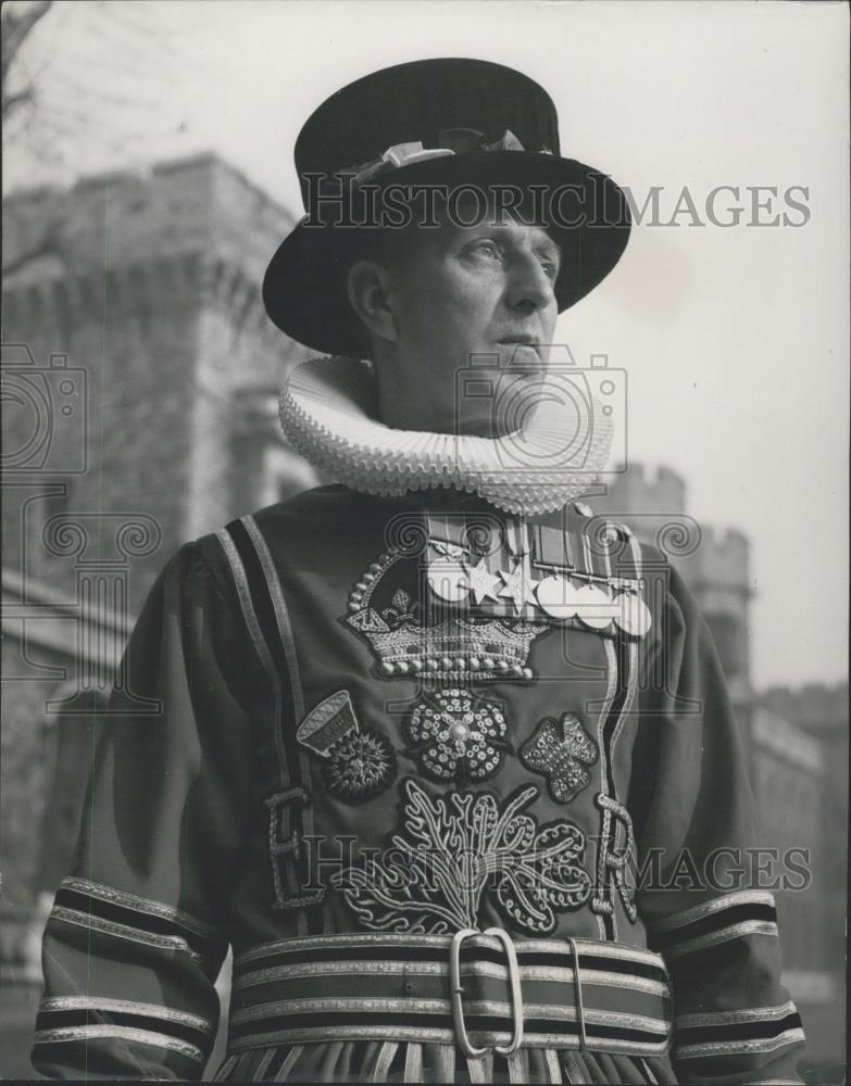 Press Photo Yeoman Warder William Chapman at the Tower of London - Historic Images