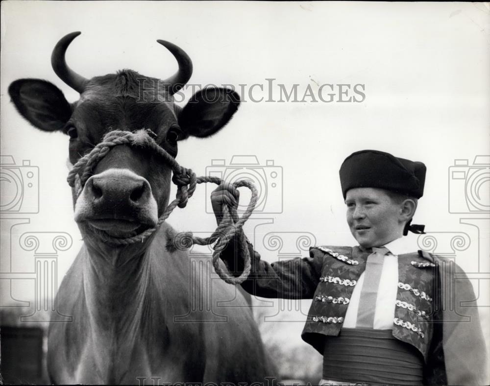 1960 Press Photo Don Rae, of Ayr, Scotland and prize Jersey cow - Historic Images