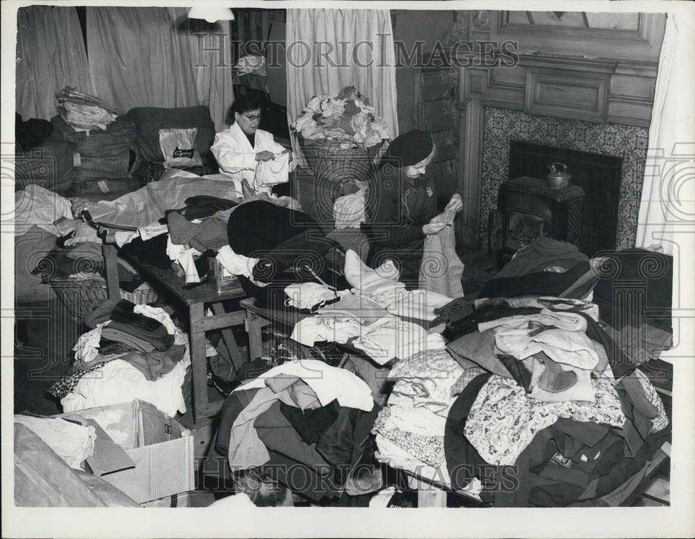 1953 Press Photo W.V.S. Workers Sort Out Clothing For Flood Victims - Historic Images