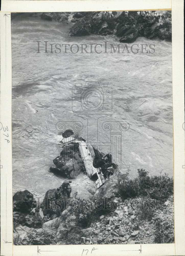 Press Photo 104 people killed in Japan Bus Accident - Historic Images