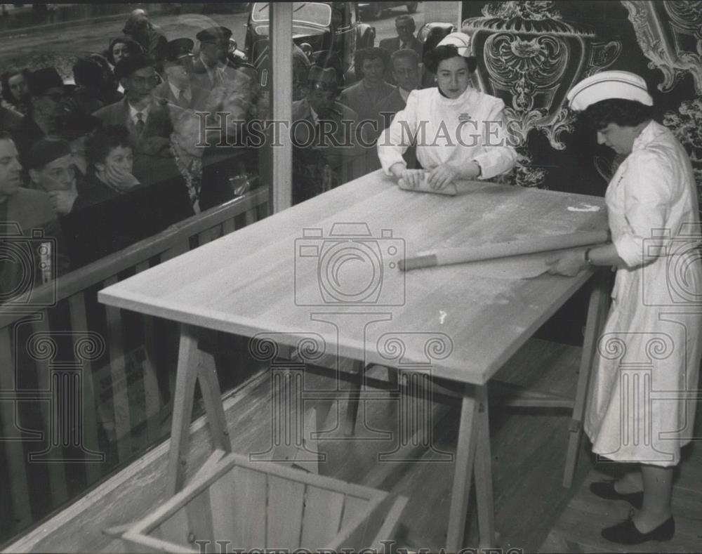 Press Photo Parisians making Italian specialties Ravioli, Macaroni, Spagheti - Historic Images