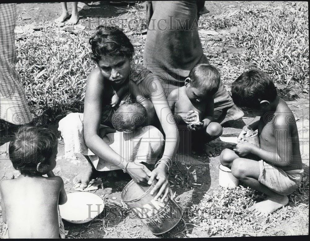 1974 Press Photo Victims of Bangladesh floods - KSD02293 - Historic Images