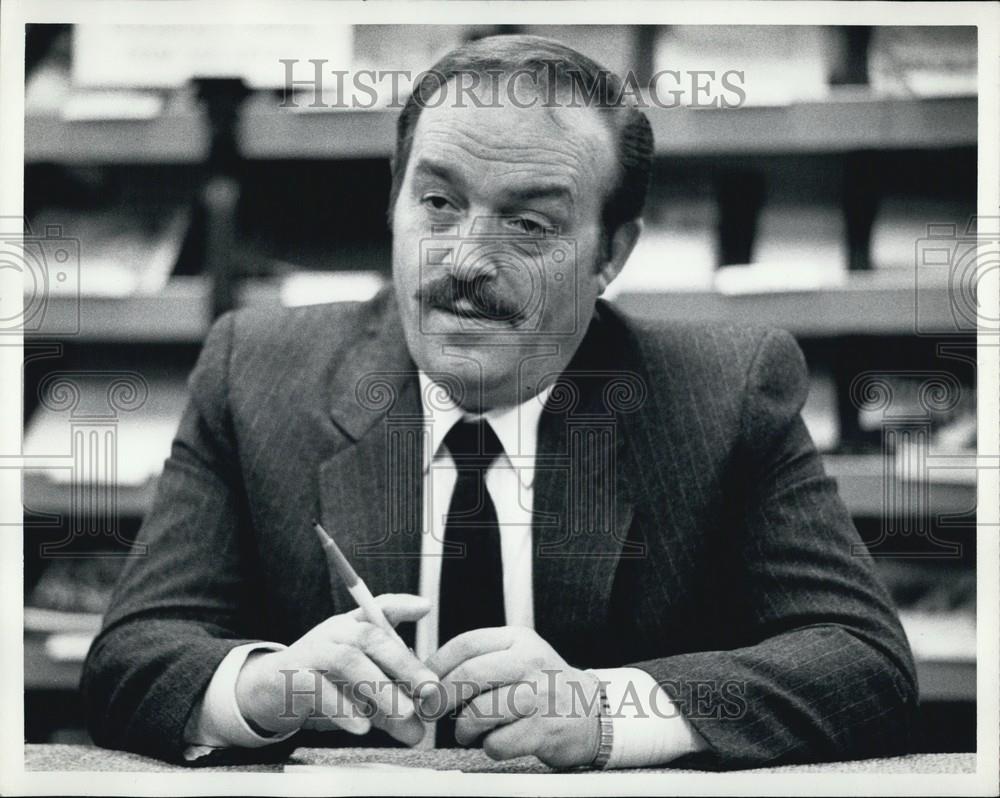 Press Photo A Man Holding A Pen In His Hand - Historic Images
