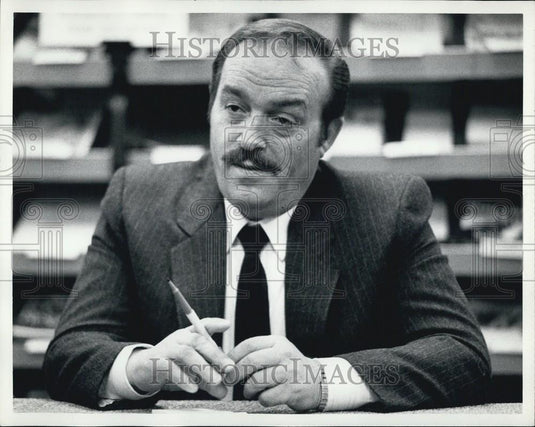 Press Photo A Man Holding A Pen In His Hand - Historic Images