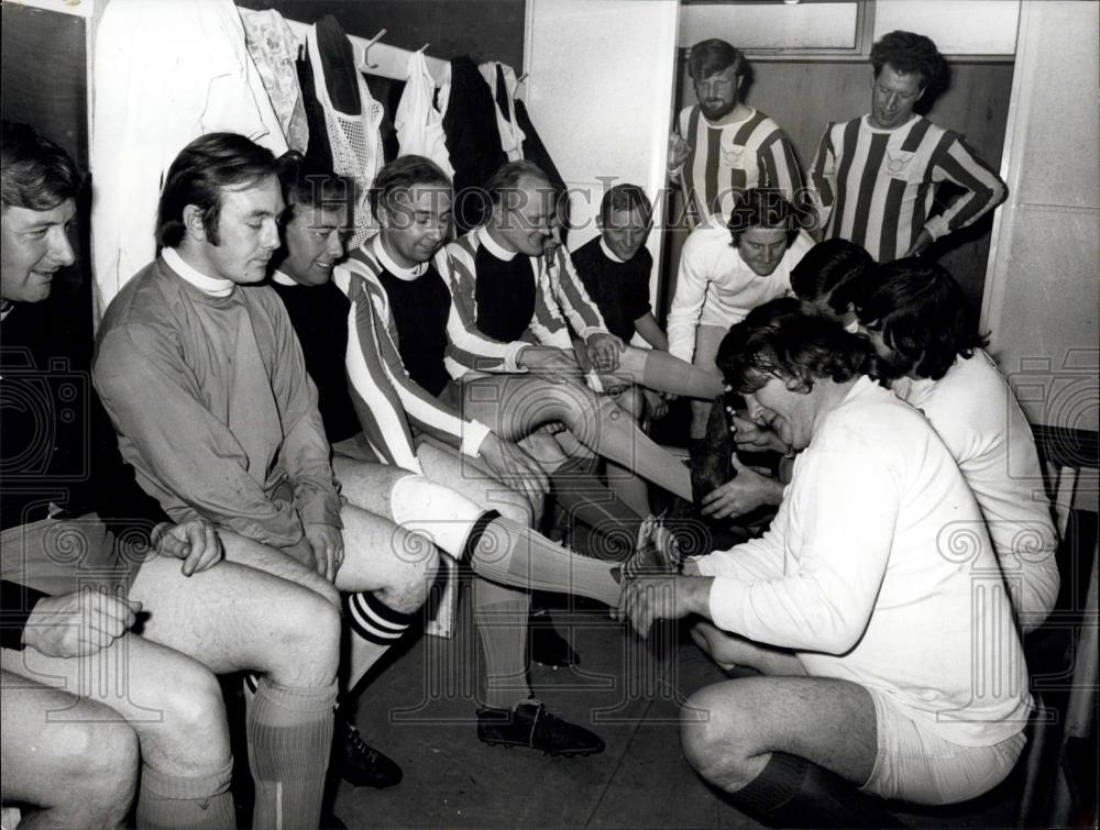 Press Photo Members of the Newham Publicans team check Vicars team cleats - Historic Images