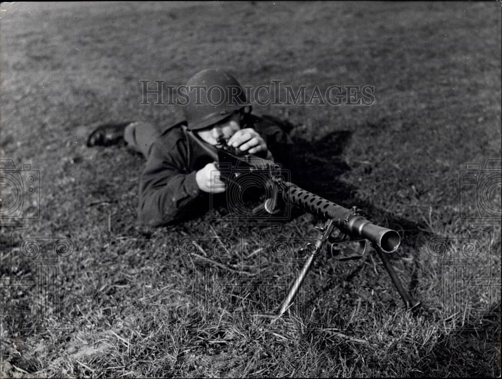 Press Photo Germany's first post-war draftees " The MG-rifleman - Historic Images