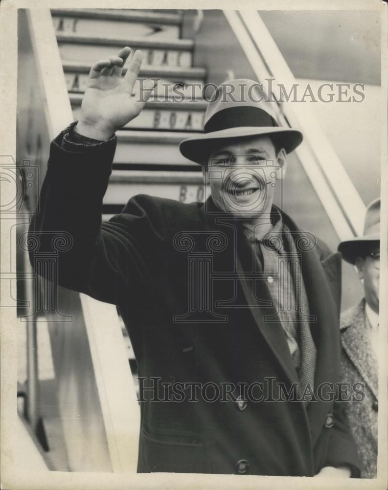 1955 Press Photo Canadian Heavyweight James Parker Arrives For Fight - Historic Images