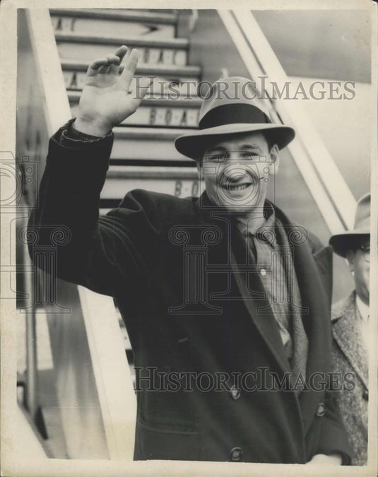 1955 Press Photo Canadian Heavyweight James Parker Arrives For Fight - Historic Images