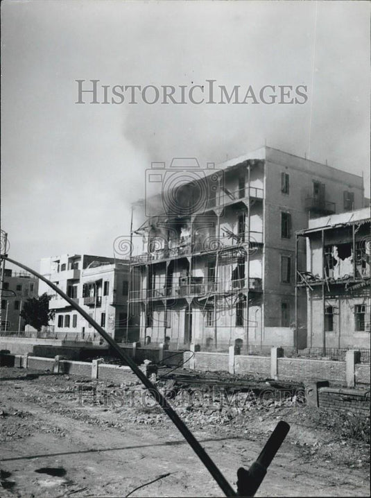 Press Photo A building on fire - Historic Images