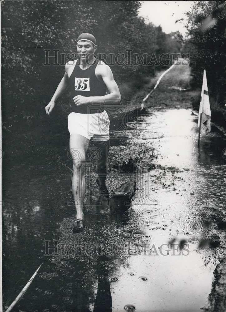 Press Photo Man running track race - Historic Images