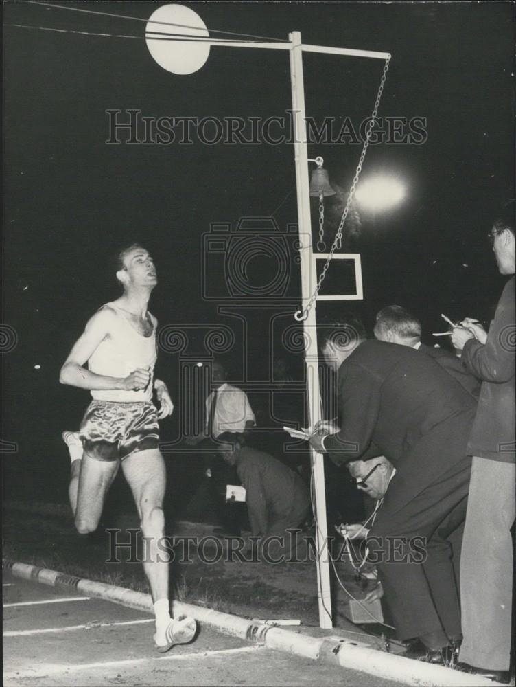 1964 Press Photo Jean Wadoux beats 1,000 meters record - Historic Images