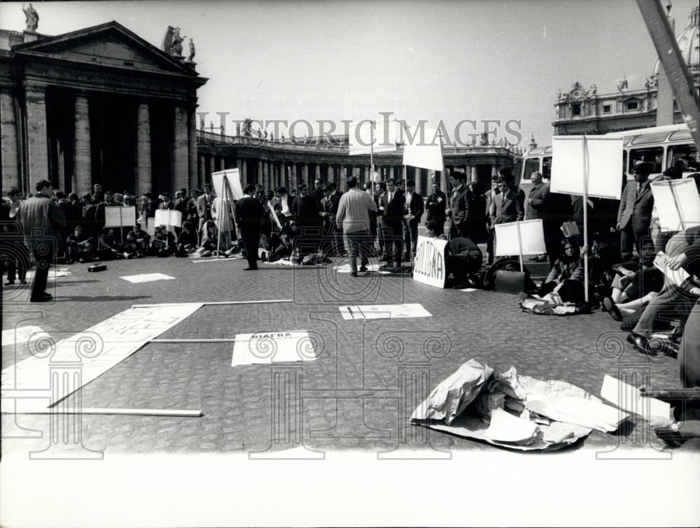 1969 Press Photo demonstrators on the St. Peter Square to favour of the Briafra - Historic Images