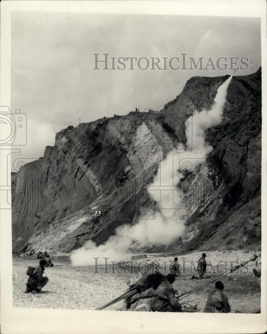 1955 Press Photo Isle of Wight Grapnels fired up the Cliff face - Historic Images
