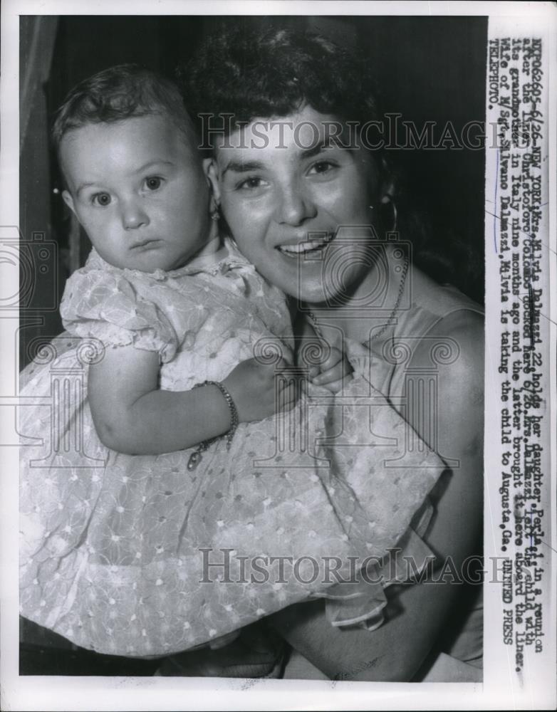 1957 Press Photo Milvis Delmassi with Daughter Perla - Historic Images