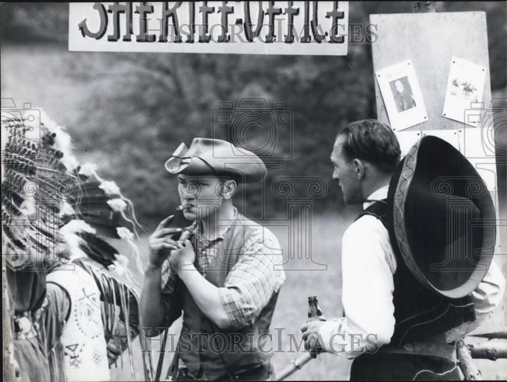 Press Photo Folks Dress Up As Old West Sign Bearing Sheriffs Office - Historic Images