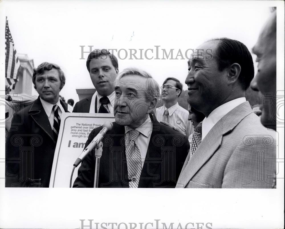 Press Photo Nixon Vigil Reverend Sun Myong Moon With Robbie Korff - Historic Images