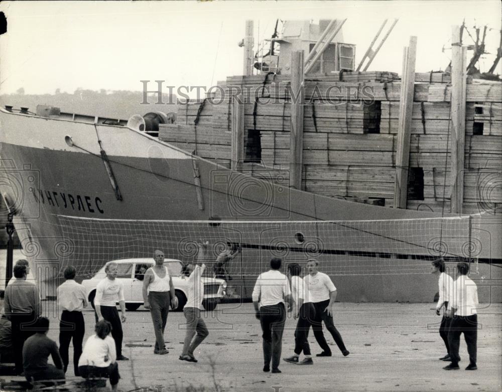 1970 Press Photo The dock strike at Cardiff" Russian seamen play volleyball - Historic Images