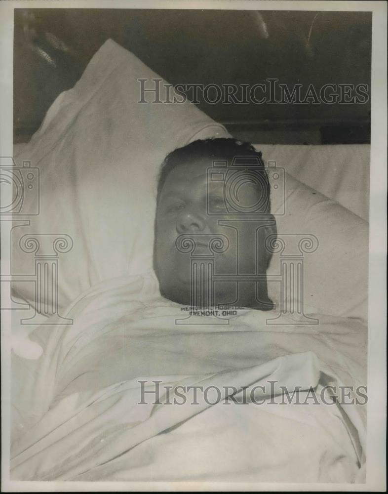 1955 Press Photo Paul Zeighan beaten by the escaping prisoners - Historic Images