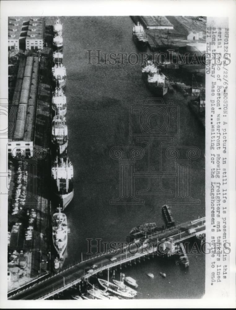 1963 Press Photo Boston air view of ships at dock during longshoremens strike - Historic Images