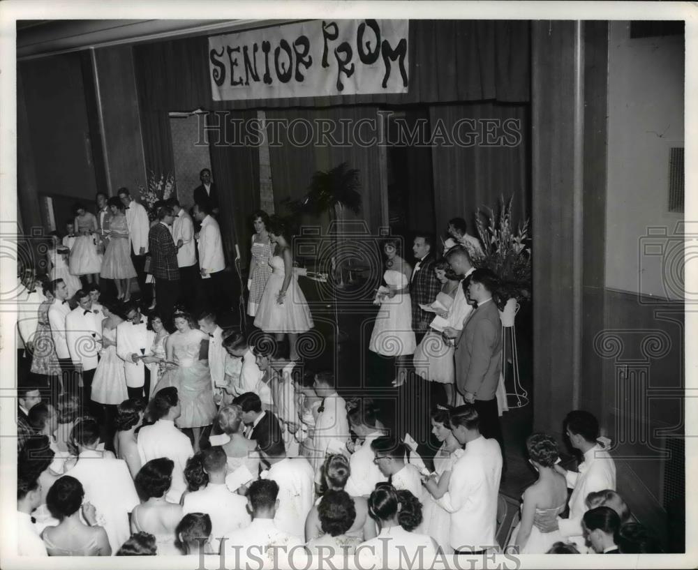 1960 Press Photo Arlene Mendleson.aomi Spencer lead class singing at Prom - Historic Images