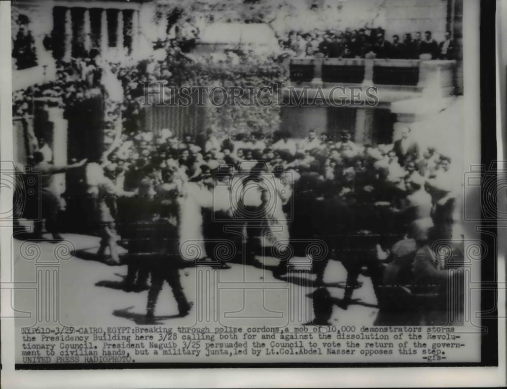 1954 Press Photo A mob of 10,000 demonstrators storms the Presidency Building - Historic Images