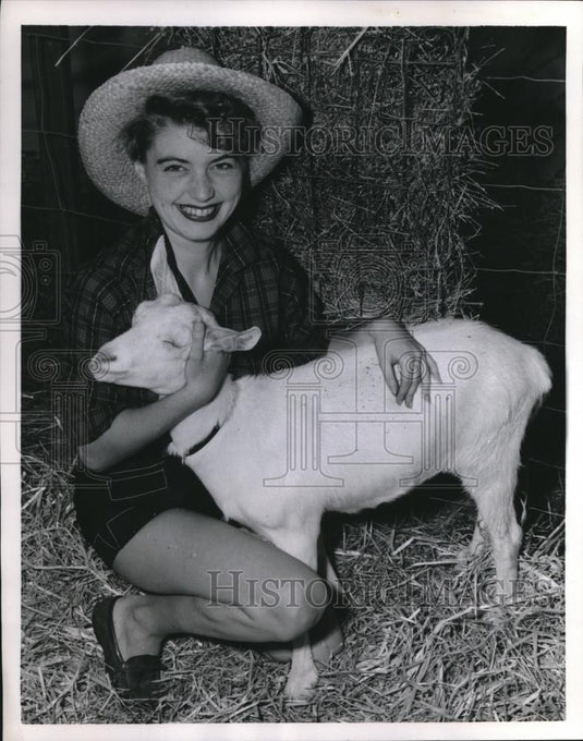 1954 Press Photo Trenton NJ Ann Bluezen & Saanen kid goat at State fair - Historic Images