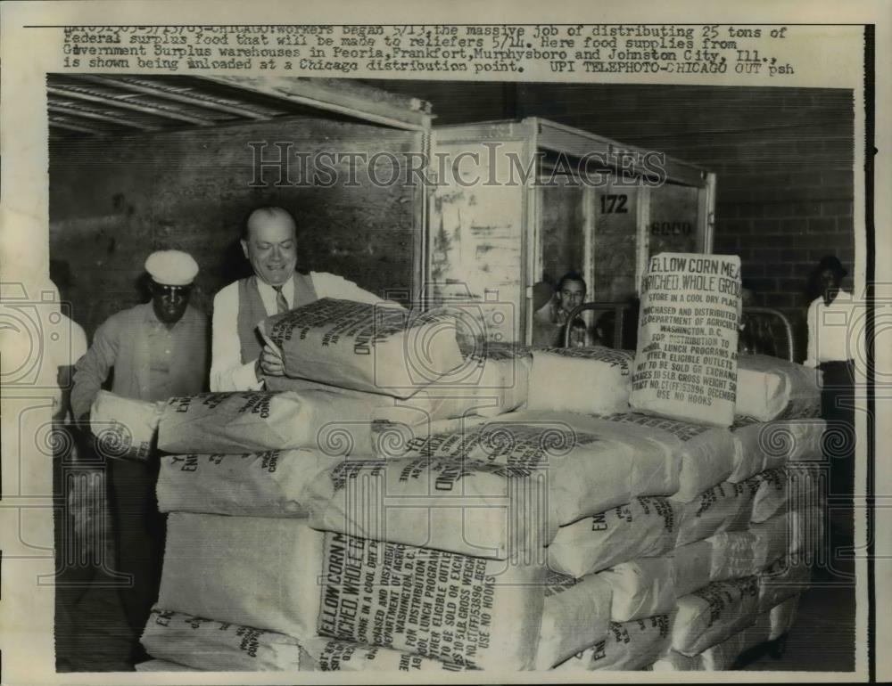 1963 Press Photo The massive distribution of 25 tons of Federal Surplus food - Historic Images