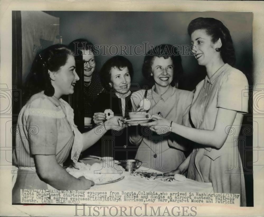 1948 Press Photo Jerry Oxford serves evacuees Kathryn Morrison, Margaret Moore - Historic Images