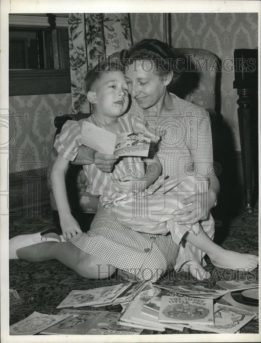 1947 Press Photo Ralph Kreutzer leukemia victim with mom Mrs Stanley Kreutzer - Historic Images