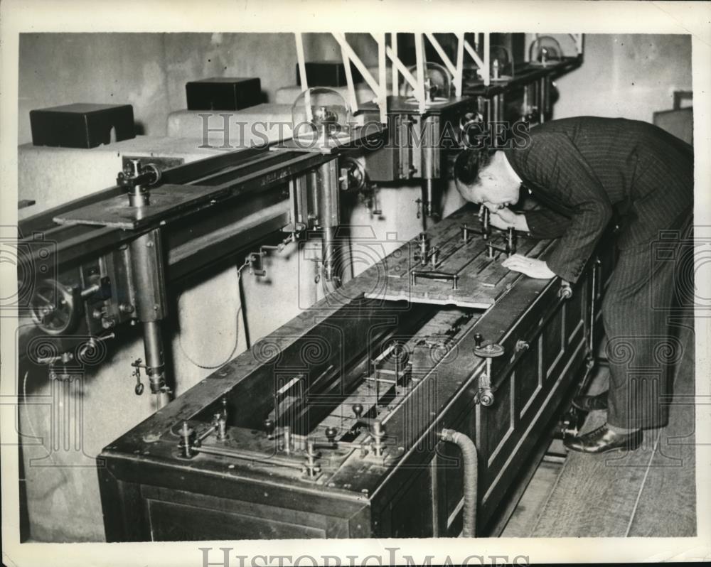1938 Press Photo France Surveyors Meter Sticks Machine Pavillon De Breteuil - Historic Images