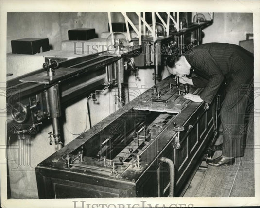 1938 Press Photo France Surveyors Meter Sticks Machine Pavillon De Breteuil - Historic Images