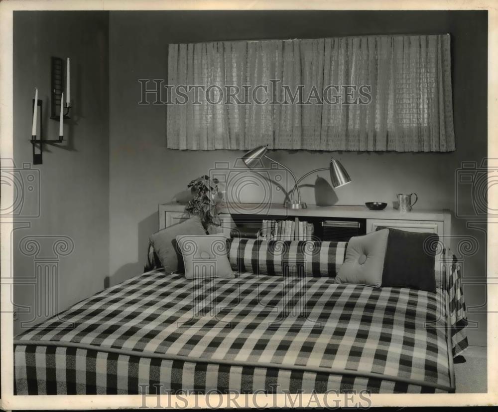 1958 Press Photo A modern contemporary bedroom - Historic Images