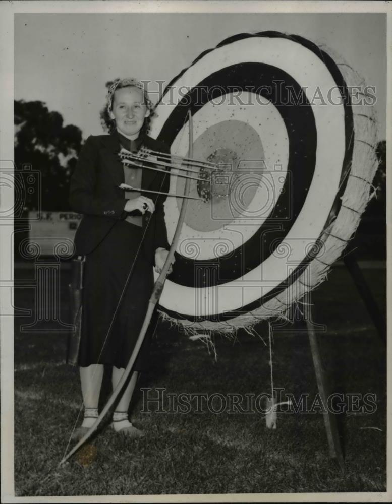 1938 Press Photo Miss Jean Tenny sending 6 arrows into the bullseye - Historic Images