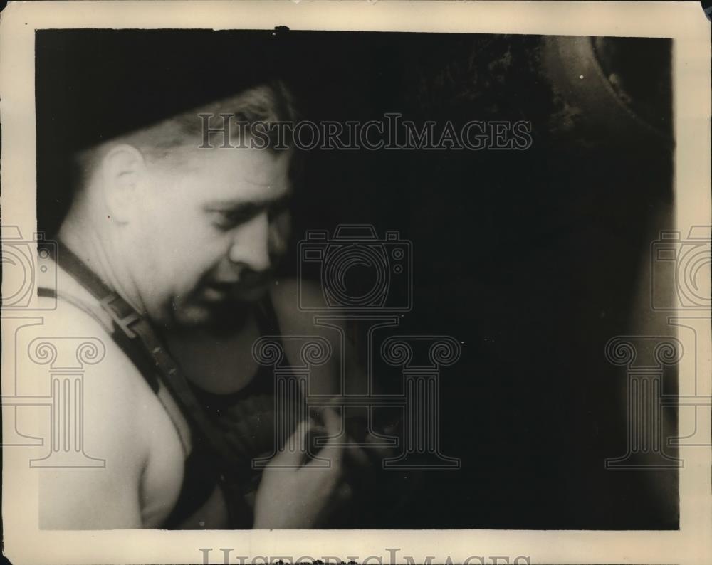 1929 Press Photo Man Adjusting a mechanical Lung - Historic Images