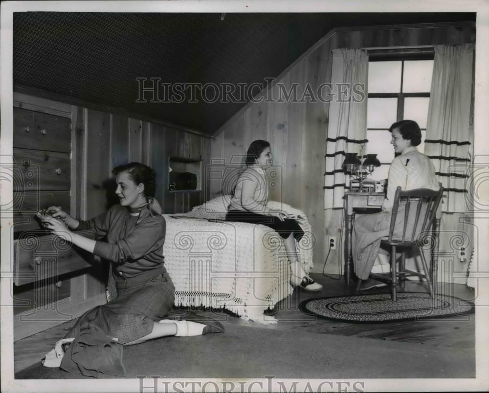 1953 Press Photo A remodeled and expanded attic - Historic Images