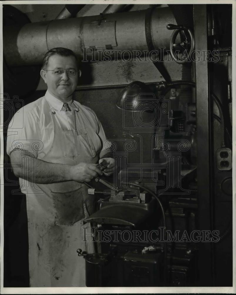 1943 Press Photo Joseph Mizak GE company tool maker at Schnectady NY - Historic Images