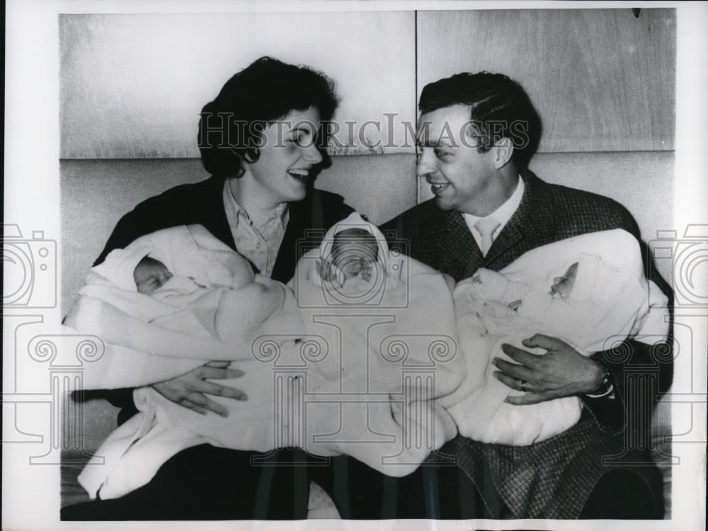 1961 Press Photo Richard Testa and his wife Anita, proud parents of triplets - Historic Images
