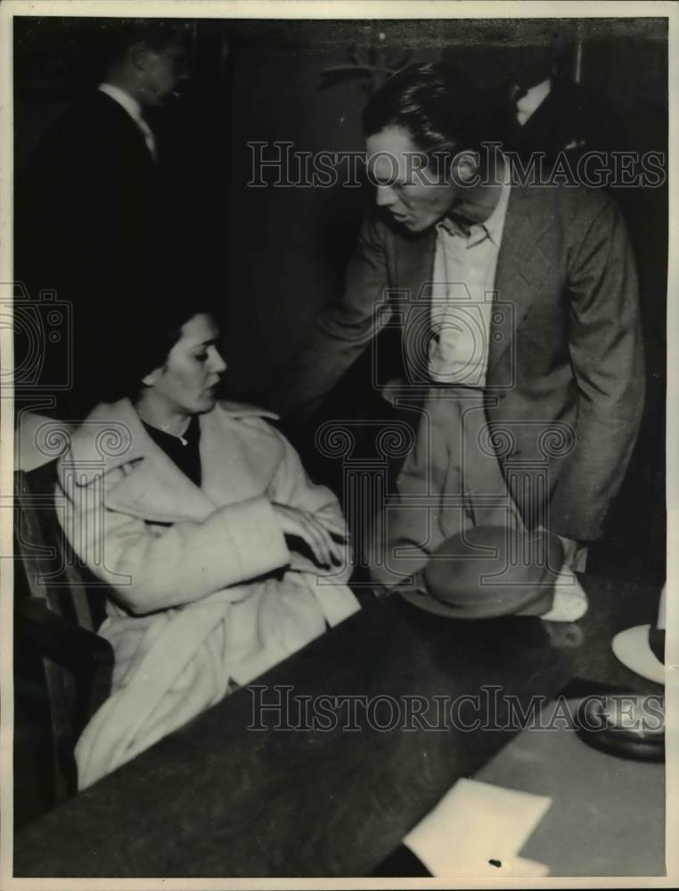 1936 Press Photo Joseph Edward Wiegnan &amp; wife Grace quarrel during arrest - Historic Images