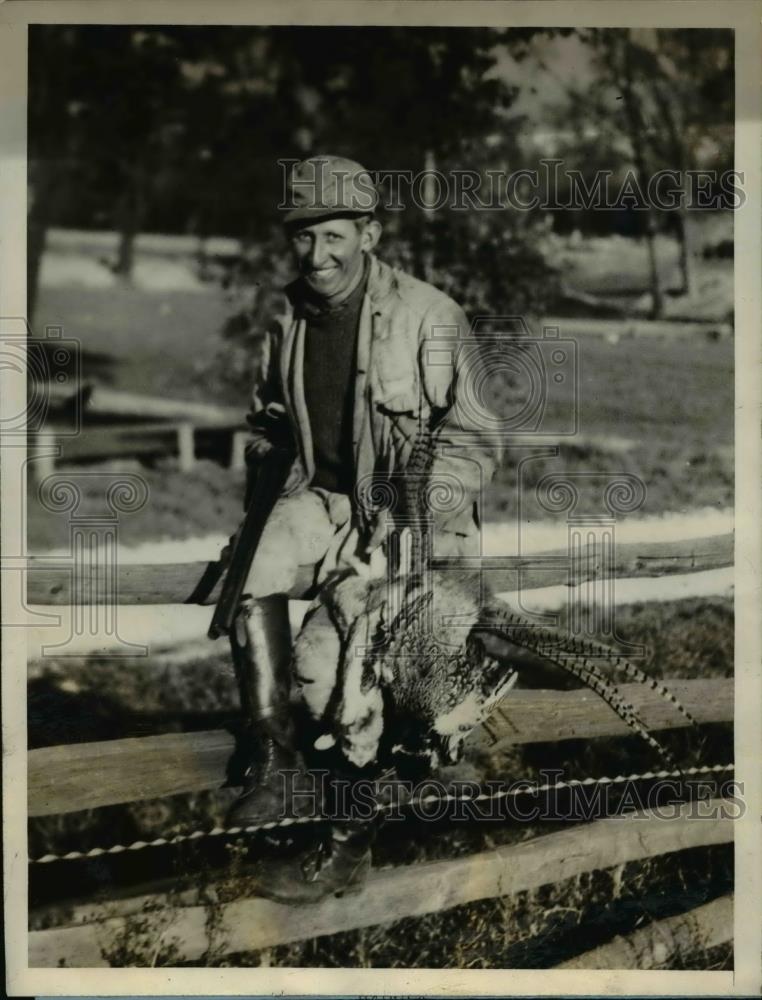 1927 Press Photo Joseph Winters with pheasants & rabbits on hunting season - Historic Images