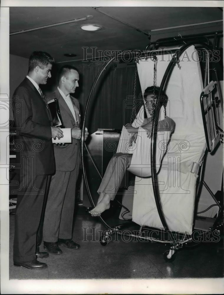 1961 Press Photo Sharon Raye uses Circulectric Universal Hospital Bed - Historic Images