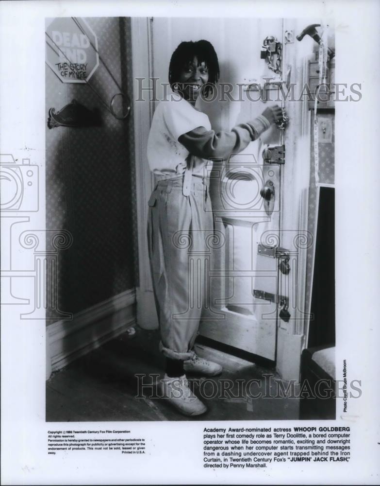 1986 Press Photo Whoopi Goldberg as Terry Doolittle in Jumpin Jack Flash - Historic Images