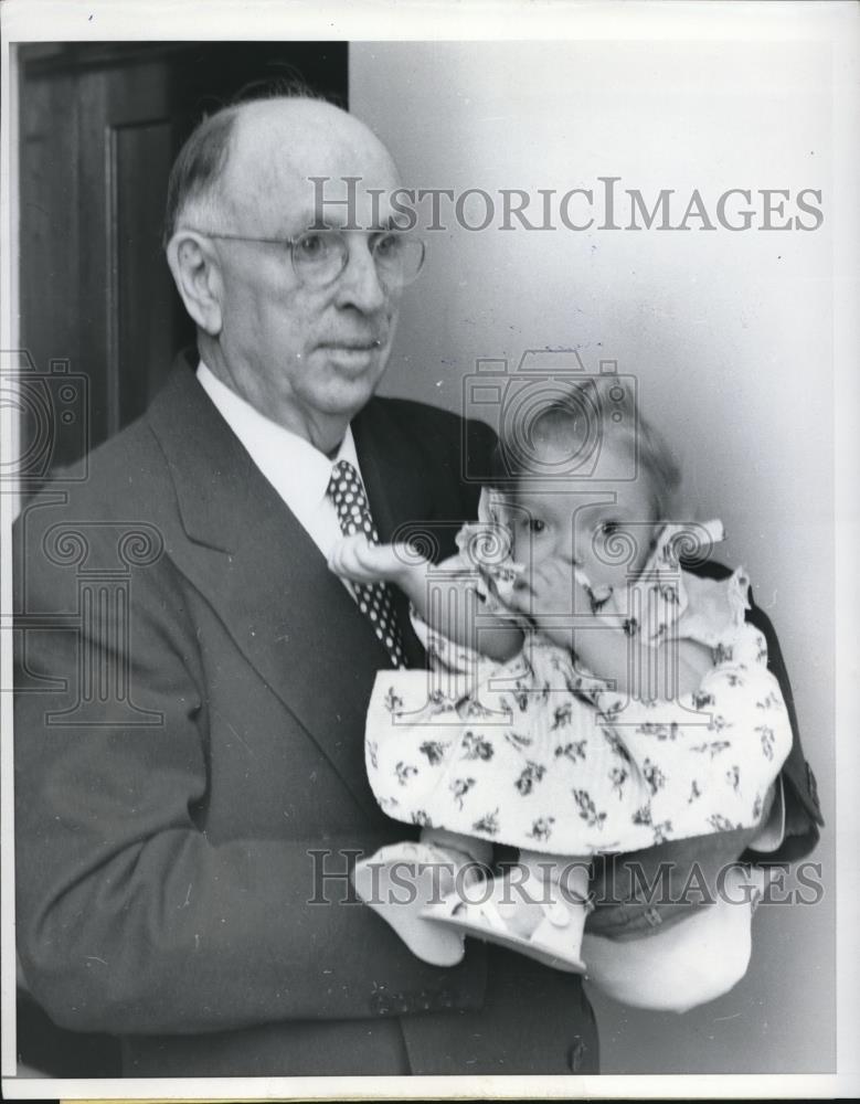 1954 Press Photo Dr. D. E. Carnahan holds 20 month old Donna Matthews - Historic Images