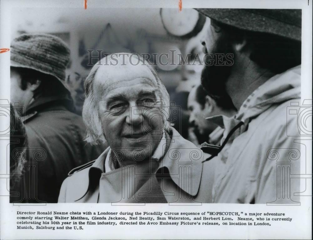 1980 Press Photo Ronald Deame director filming circus scene of Hopscotch - Historic Images