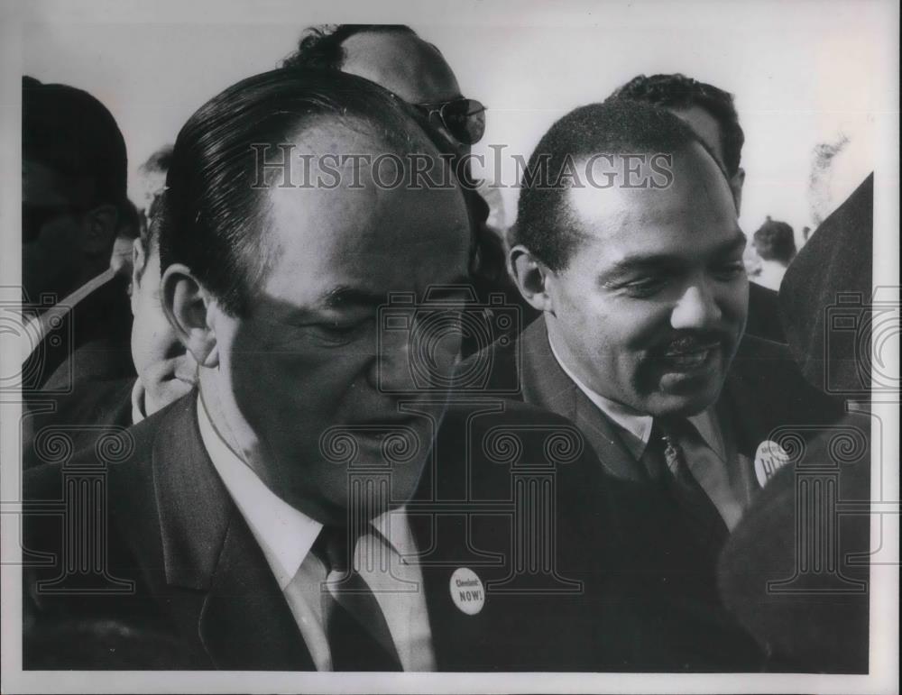 1968 Press Photo Vice President Herbert Humphrey Mayor Carl B. Stokes Cleveland - Historic Images